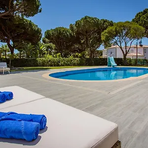 https://portuguese-mansion-close-to-marina-golf-and-beach.hotelaalgarve.com